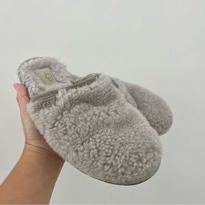 UGG Women’s Soft Gray Shearling House Slippers Sz 7 Clean